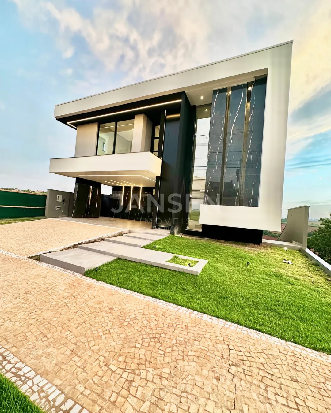 Sobrado com cinema e piscina com borda infinita a venda no Condominio Royal Boulevard Ibiporã - foto 1 de 23