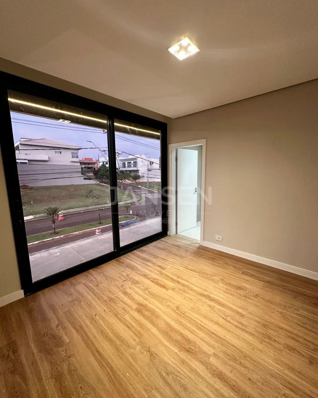 Sobrado com cinema e piscina com borda infinita a venda no Condominio Royal Boulevard Ibiporã - foto 16 de 23
